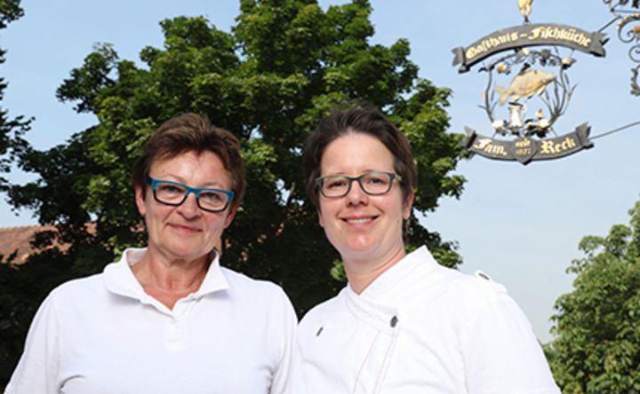Die Übergeberin Irmgard Reck gemeinsam mit ihrer Tochter und Nachfolgerin Doris Reck-Hartmann.